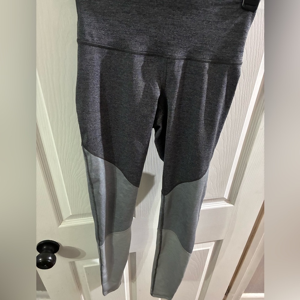 Old Navy Women’s XS Athletic Leggings - Picture 2 of 4